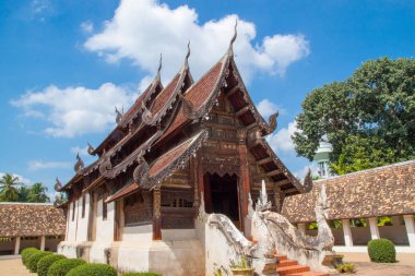 Wat Ton Kain 700 yıl veya Inthrawat tapınak , Chiangmai popüler ünlü turistik dönüm noktası. Chiang Mai Tayland Eski ahşap Tay tapınağı