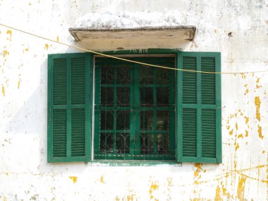 kırsal beyaz kirli duvarda yeşil vintage pencere