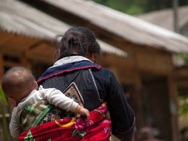 Küçük bir kabile çocuğu annesi ne geri geri