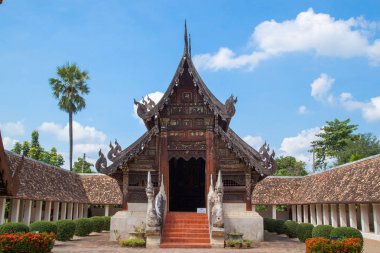 Wat Ton Kain 700 yıl veya Inthrawat tapınak , Chiangmai popüler ünlü turistik dönüm noktası. Chiang Mai Tayland Eski ahşap Tay tapınağı