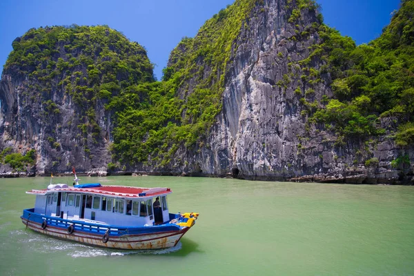 Vietnam popüler ünlü turistik. Halong Körfezi'nde kireçtaşı kayalar arasında yüzen turist önemsiz tekne, Hanoi, Güney Çin Denizi, Vietnam dönüm noktası, Güneydoğu Asya — Stok fotoğraf