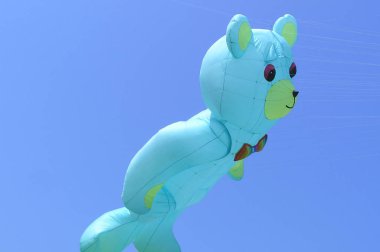 Uçurtma festivalinde güzel büyük mavi ayı uçurtma