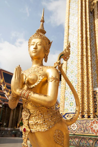 Estatua de Kinnari de oro en el Templo de Buda Esmeralda (Wat Phra Kaew) en el Gran Palacio Real. Kinnari es mitad pájaro, mitad mujer criatura en el sudeste asiático mitología budista. Wat Phra Kaew es popular atracción turística famosa en Bangkok, punto de referencia de Tailandia — Foto de Stock
