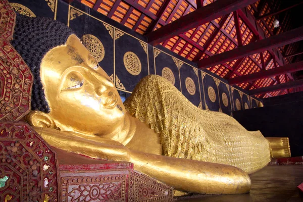 Reclining Buddha (Sleep Buddha) at Wat Chedi Luang in Chiang Mai, Thailand. Wat Chedi Luang is one of the most popular famous tourist attraction temples in Chiang Mai. — Stock Photo, Image