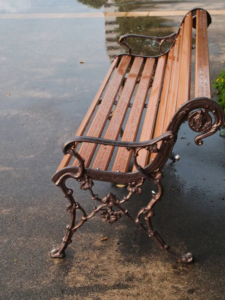 Parkta yağmurlu bir yaz günü. Yağmur gününde parkta bench