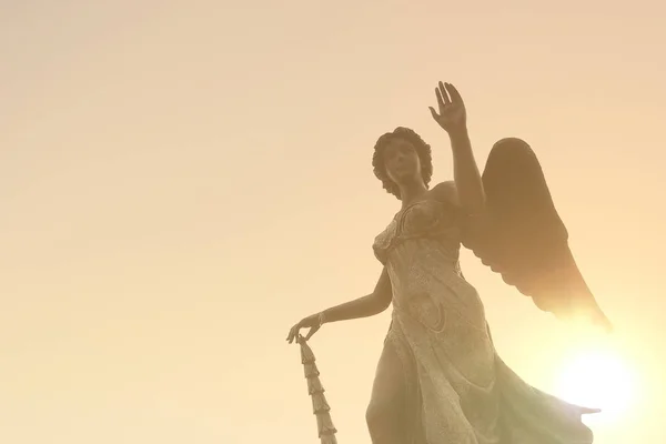Статуя ангела на солнце перед закатом, вера и религия — стоковое фото