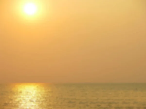 Abstrato borrão pôr do sol no fundo do mar. Céu lindo mar laranja pouco antes do pôr do sol — Fotografia de Stock