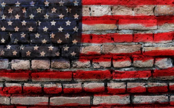 Американский флаг на старой кирпичной стене — стоковое фото