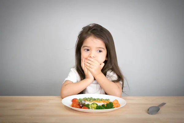 Çocuklar için beslenme ve sağlıklı beslenme alışkanlıkları kavramı. Çocuklar sebze yemeyi sevmezler. Küçük sevimli çocuk yarı yarış kız sağlıklı sebze yemek için reddediyorum. — Stok fotoğraf