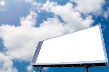 Analog saat ile mavi gökyüzü arka planda boş beyaz billboard