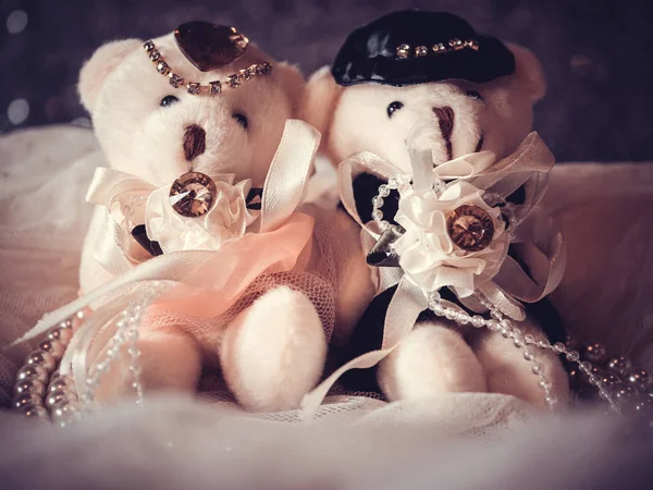 Love concept : couple teddy bears in wedding dress for valentine greeting card with bokeh background. love concept wallpaper. wedding invitation card — Stock Photo, Image