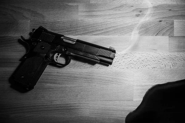 Pistola y sangre en la mesa de madera. blanco y negro. robo, asesinato, crimen y concepto de seguridad —  Fotos de Stock