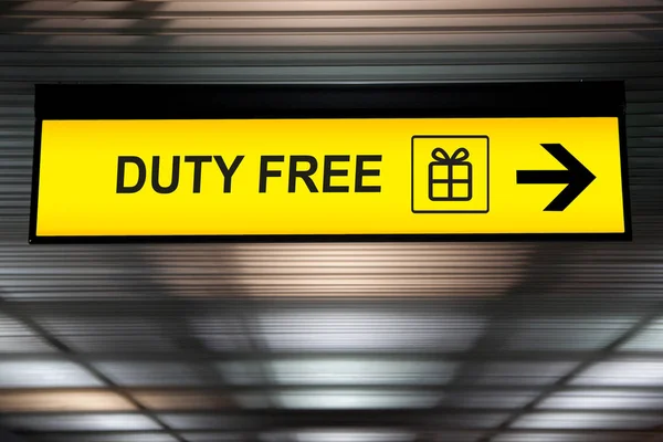Cartel comercial Duty Free colgando del techo de la terminal del aeropuerto — Foto de Stock