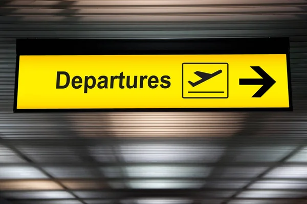 Πινακίδα αναχώρησης αεροδρομίου κρέμονται από το ανώτατο όριο του αεροδρομίου — Φωτογραφία Αρχείου