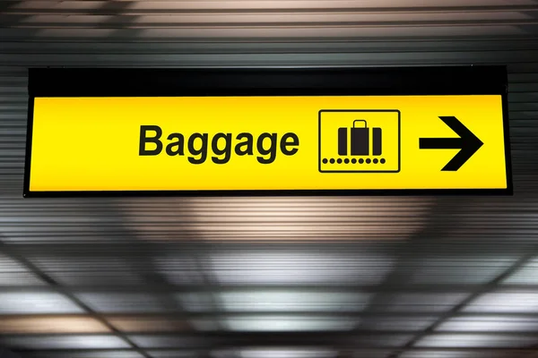Bagagli segni aeroportuali appesi al soffitto dal terminal dell'aeroporto — Foto Stock