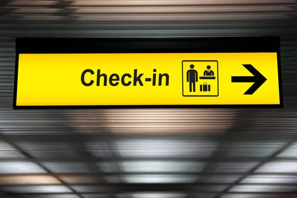 Check-in cartello informativo in aeroporto . — Foto Stock