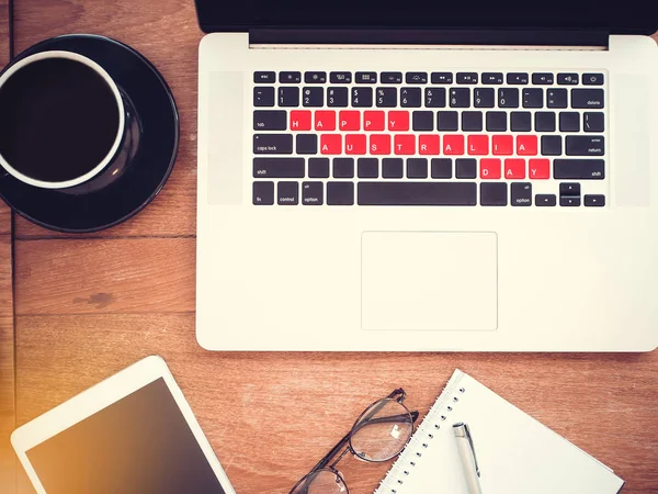 Palabra feliz día de Australia en el ordenador portátil de teclado rojo con efecto vintage, plano laico —  Fotos de Stock