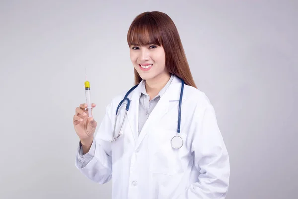 Konsep sehat: Dokter muda Asia dengan jarum suntik hipodermik di tangan — Stok Foto