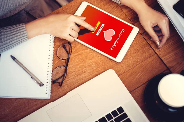 Online aşk kavramı: kız ekranda tanışma sitesi ile dijital oluşturulan tablet kullanarak, backgroun üzerinde parke masaüstü ve kırtasiye — Stok fotoğraf