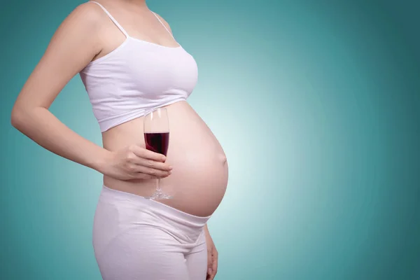 W ciąży zdrowa koncepcja. Portret pięknej azjatyckiej kobiety w ciąży z kieliszek wina w ręku. Ścieżka przycinająca obejmuje — Zdjęcie stockowe
