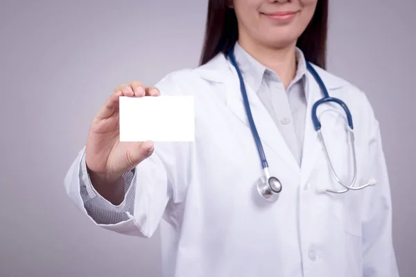 Concepto saludable: Joven médico asiático con tarjeta de visita en la mano, cara anónima —  Fotos de Stock