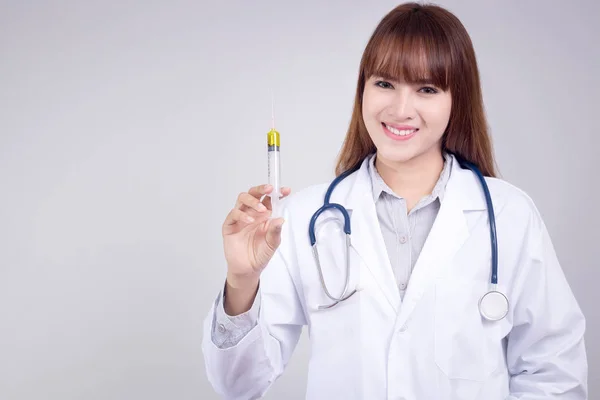 Konsep sehat: Dokter muda Asia dengan jarum suntik hipodermik di tangan — Stok Foto
