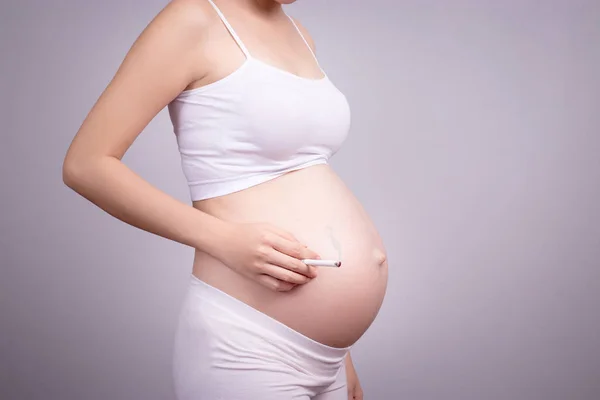 Pregnant healthy concept. Pregnant woman with cigarette in hand. — Stock Photo, Image