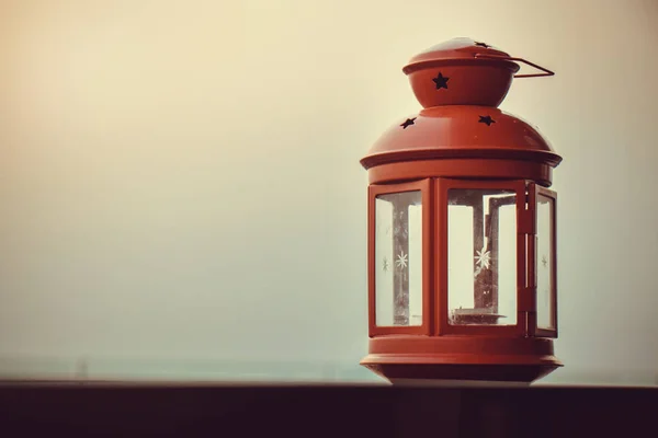 Rode retro lamp op terras met zonsondergang licht, vintage stijl — Stockfoto