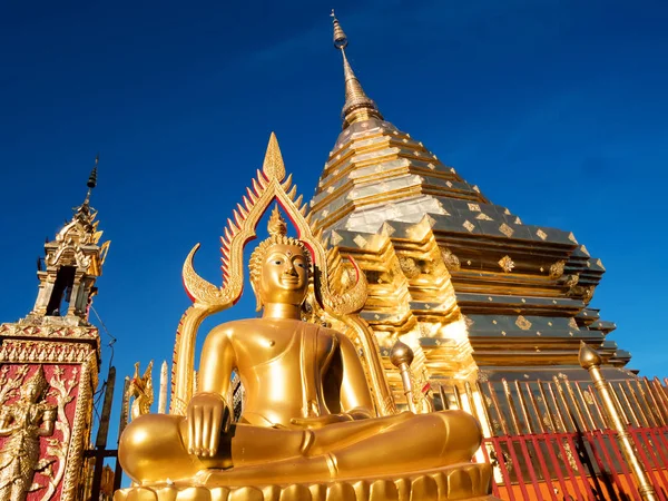 Wat Phra Que Doi Suthep es la atracción turística de Chiang Mai, Tailandia. — Foto de Stock