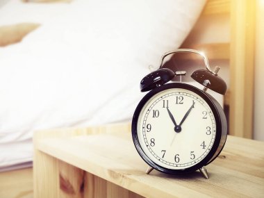 Yatak arka plan ve kopyalama alanı ile Bedside masada Closeup retro çalar saat, retro tarzı