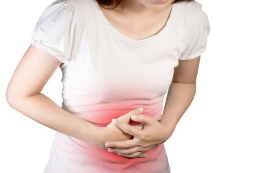 Kadın mide ağrısı ya da gastroenterologdan muzdarip. Sağlık ve Tıp ile ilgili bir kavram. Kırmızı renkte bir ağrı. Beyaz arkaplanda izole et
