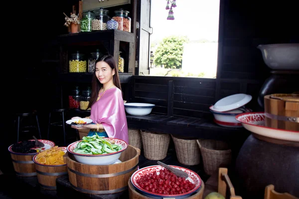 Asiatische Frau trägt traditionelle thailändische Kultur, Vintage-Stil, thailändische Kultur, thailändische traditionelle Anzüge auf dem thailändischen Markt — Stockfoto