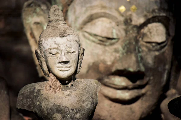 タイの礼拝、仏像、タイの歴史、チェンマイ省の仏像寺院。チェンマイ歴史公園, タイ, アジア — ストック写真