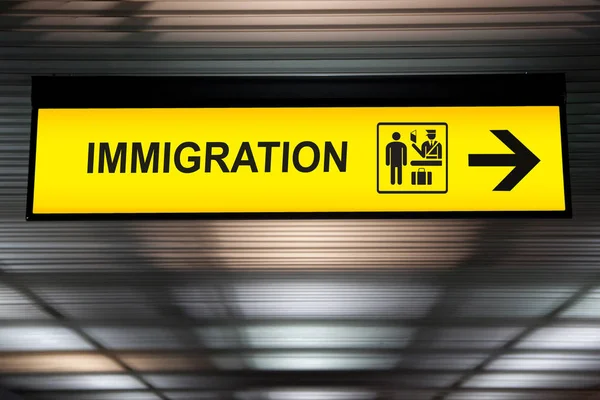 Inmigración en el aeropuerto y señal de aduana colgando del techo en la terminal del aeropuerto — Foto de Stock