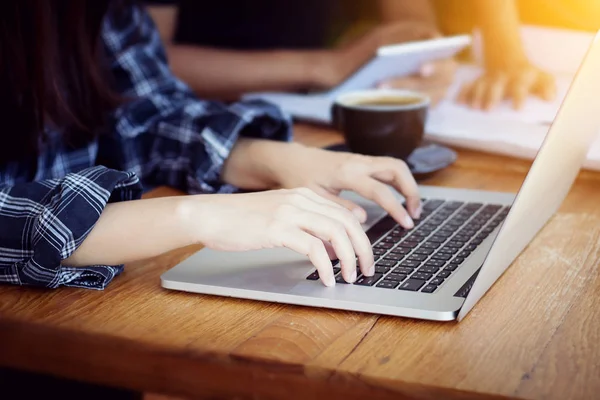 Teamwork, Brainstorming-Konzept.Junge asiatische Kreativmanager arbeiten mit neuen Startup-Projekten im modernen Büro. zeitgenössisches Notizbuch auf Holztisch.horizontal, Filmeffekt — Stockfoto