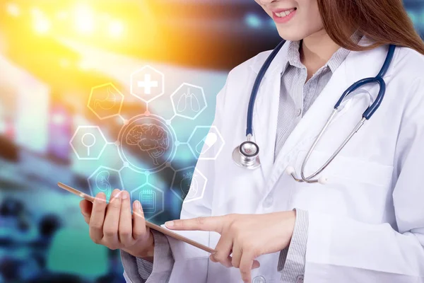 Gezonde technologie concept: jonge Aziatische vrouw arts met behulp van technologie op Tablet voor patiënt grafiek met hologram grafische grafiek pop-up van Tablet op arts hand voor patiënt consultants, anonieme gezicht — Stockfoto