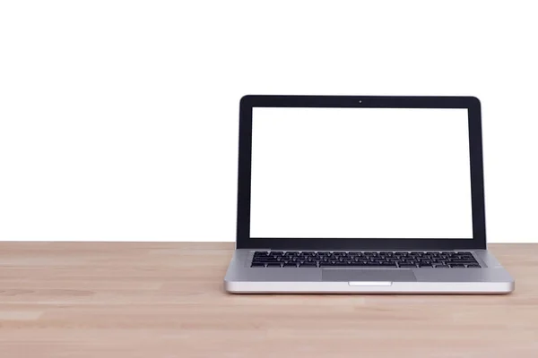 Počítač s notebookem s prázdnou bílou obrazovkou na dřevěným stolku, izolovaný na bílém pozadí s ořezovou cestou — Stock fotografie