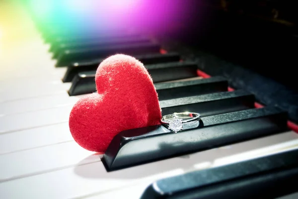 Romantik ilişki konsepti : kadife kırmızı kalp ve piyano parlak elmas yüzük — Stok fotoğraf
