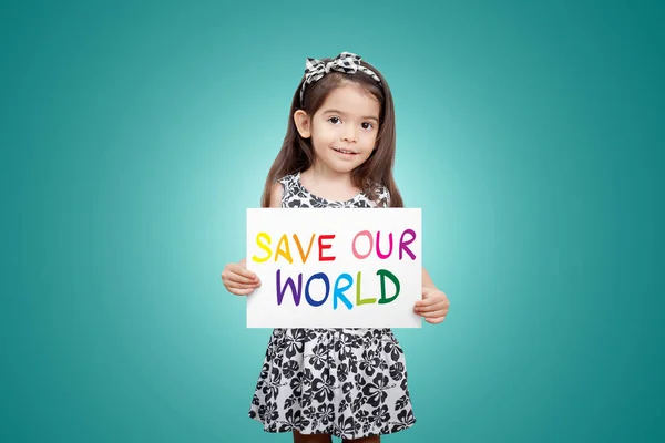 Salvar o mundo salvar a vida salvar o planeta, o ecossistema, conceito de vida verde. Pequena menina bonito com sinal colorido salvar o nosso mundo com fundo de cor verde — Fotografia de Stock