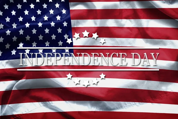 快乐独立日贺卡，美国国庆。独立日背景记忆和荣誉，字独立日在美国国旗背景 — 图库照片