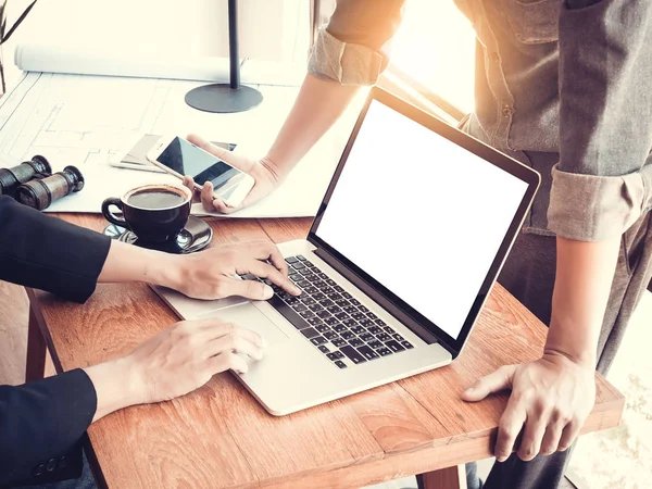 Azië Startup business concept: groep van jonge Azië Startup zakelijke mensen met behulp van laptop en mobiele telefoon op vergadering. — Stockfoto