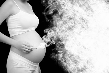 Sigara kullanımı kavramı öldürür : Sigara içen hamile kadın, anne ve erkek bebek için kansere, tehlikeye ve ölümcül sağlık risklerine neden olur. Metin için boş yer. Siyah beyaz renk. Sigarayı bırakma kampanyası