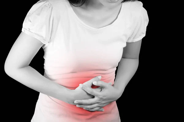 Las mujeres sufren de dolor de estómago o Gastroenterología. Concepto con Salud y Medicina. Dolor en color rojo. Aislar sobre fondo negro con la ruta de recorte — Foto de Stock