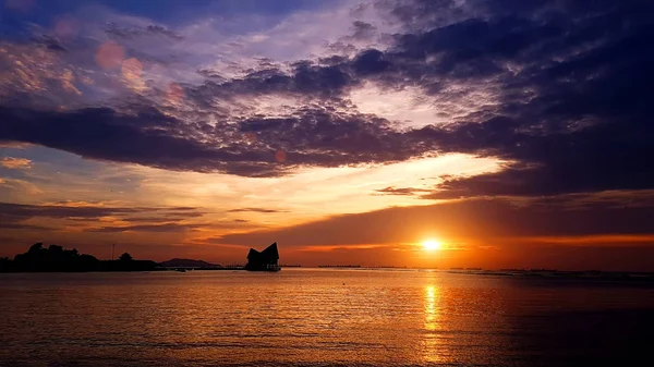 Belo crepúsculo colorido radiante mar praia por do sol com fundo pavilhão — Fotografia de Stock
