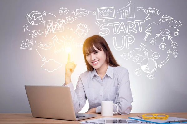 Business, Start-up, Präsentation, Strategie und People-Konzept: junge asiatische Geschäftsfrau mit grafischer kreativer Idee für einen Startup-Business-Skizzenplan. asiatische Frau Modell in Ihr 30er Jahre — Stockfoto