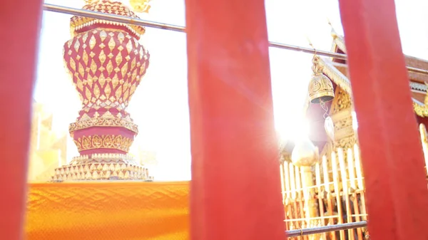 ワットプラザットドイサテップ寺院、チェンマイ、タイで日光の下で祈りの願いのための黄金の仏教の鐘。ワットプラドイサテップはチェンマイで人気の有名な観光寺院の観光名所です — ストック写真