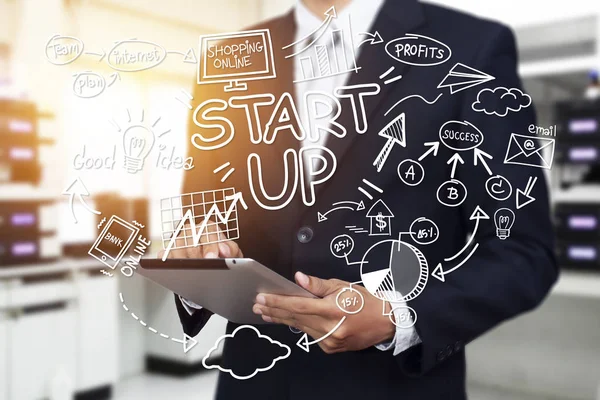 Business, Start-up, Präsentation, Strategie und People-Konzept - Geschäftsmann im Anzug mit Startup-Diagramm-Skizze Popup vom Tablet mit Lichteffekt — Stockfoto