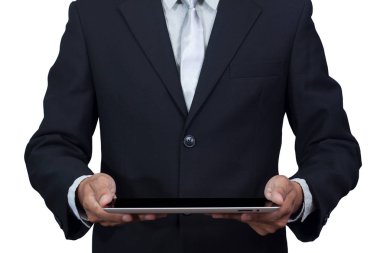 Teknoloji ve iş konsepti. Beyaz arka planda kırpma yolu ile izole dijital tablet tutan işadamı. Dijital tablet üzerinde çalışan genç yetişkin. 
