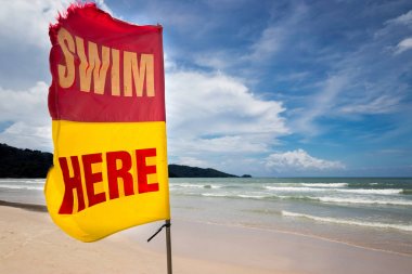bayrak işareti ile burada plajda yüzmek güvenli güvenlik alanı için turistik bilgilendirmek için yüzmek için güvenli. phuket yaz plaj , tayland. güvenlik, güvenlik ve kurtarma konsepti. 