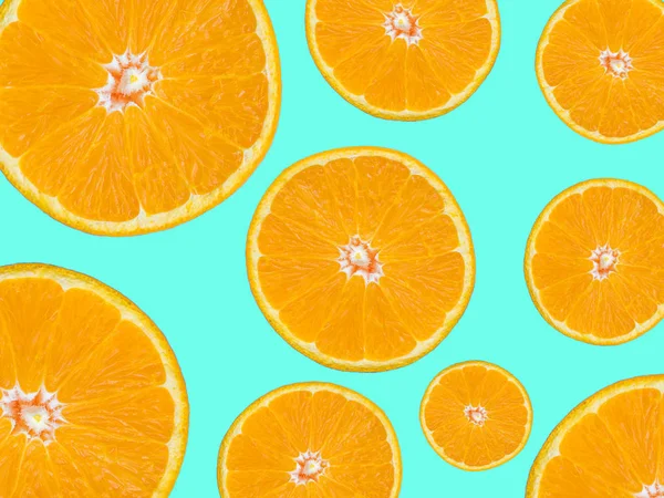 Fatia de laranja para fundo de alimentos e bebidas. fatias de laranja padrão de superfície texturizada no fundo verde, estilo pop art . — Fotografia de Stock
